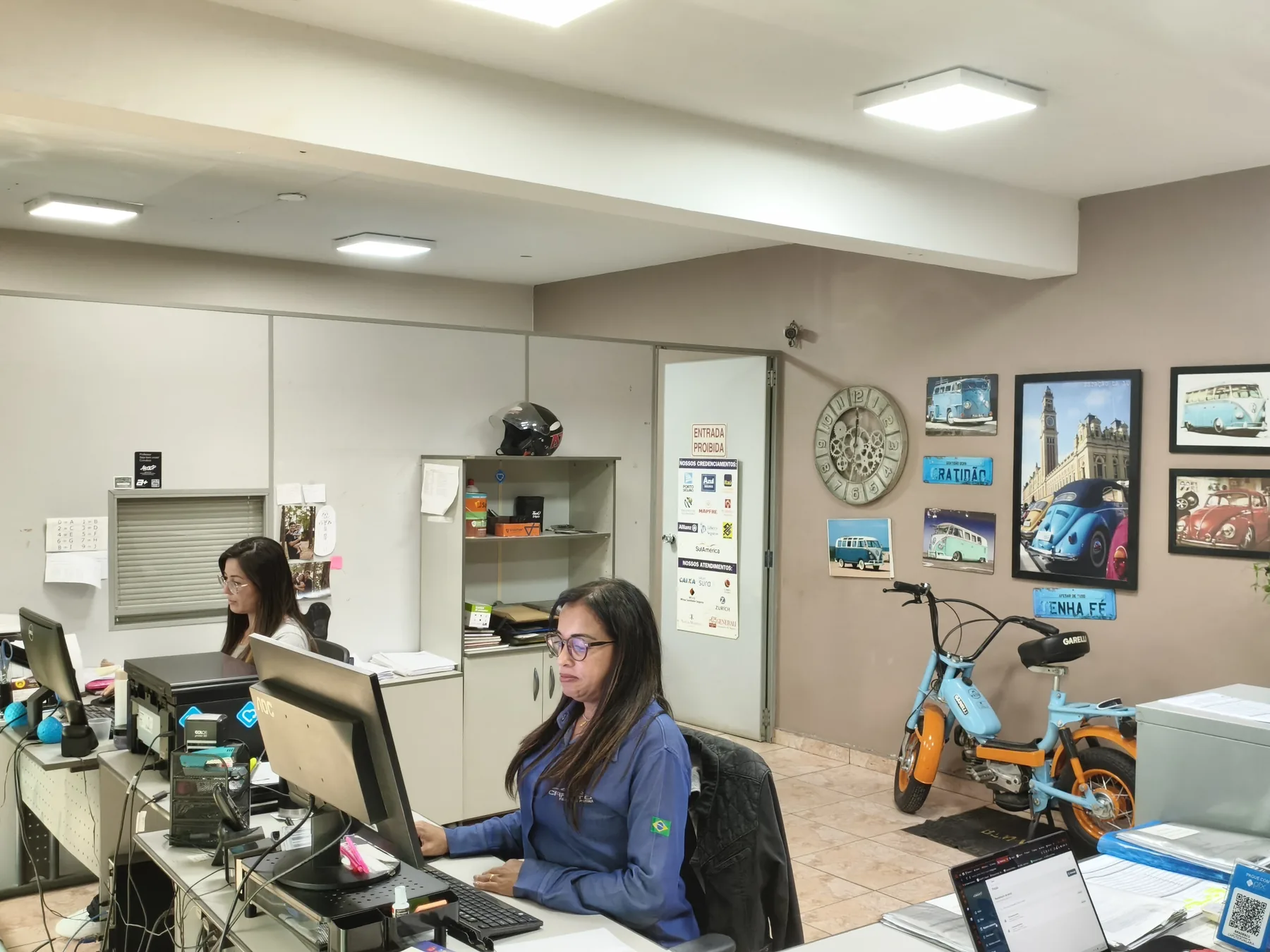 Equipe administrativa no escritório da Caputo
